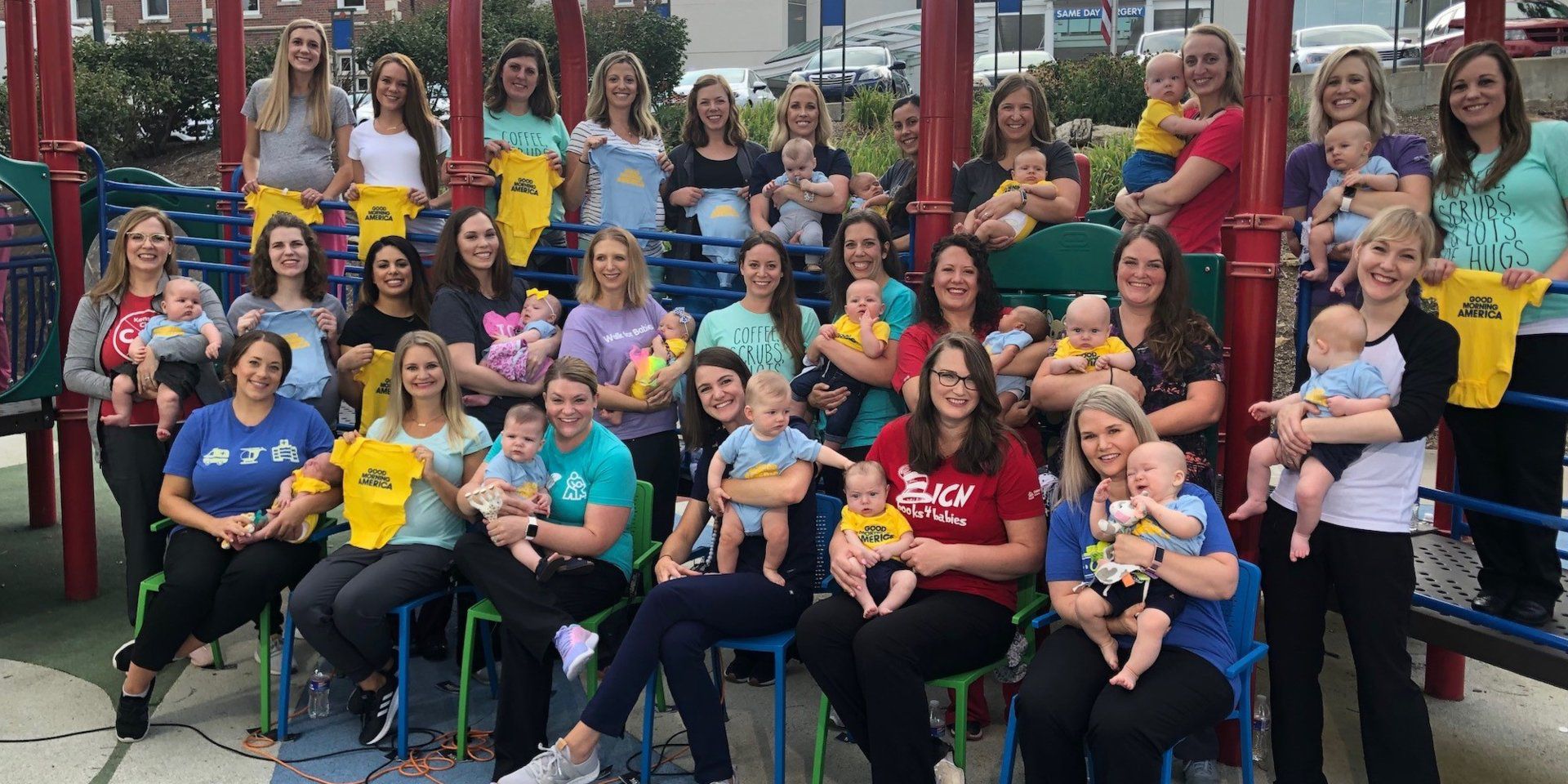 Ghé thăm bệnh viện có 36 y tá cùng mang thai và sinh con trong 1 năm - 1