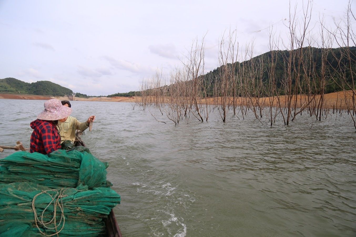 Người dân chật vật mưu sinh giữa lòng hồ thủy điện - 2