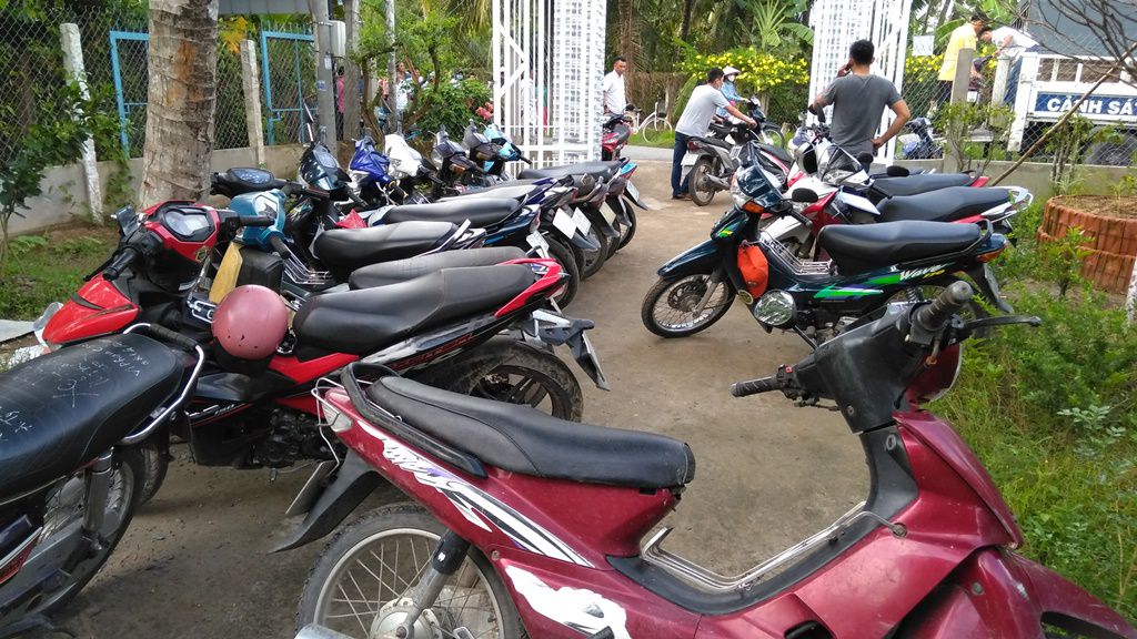 Công an nổ súng triệt phá trường gà, nhiều con bạc nhảy xuống sông thoát thân - 1