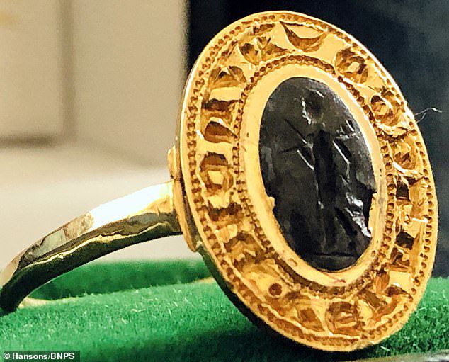 Người đàn ông tìm được chiếc nhẫn vàng cổ trị giá hơn 280 triệu đồng vì đãng trí 30 năm - 1