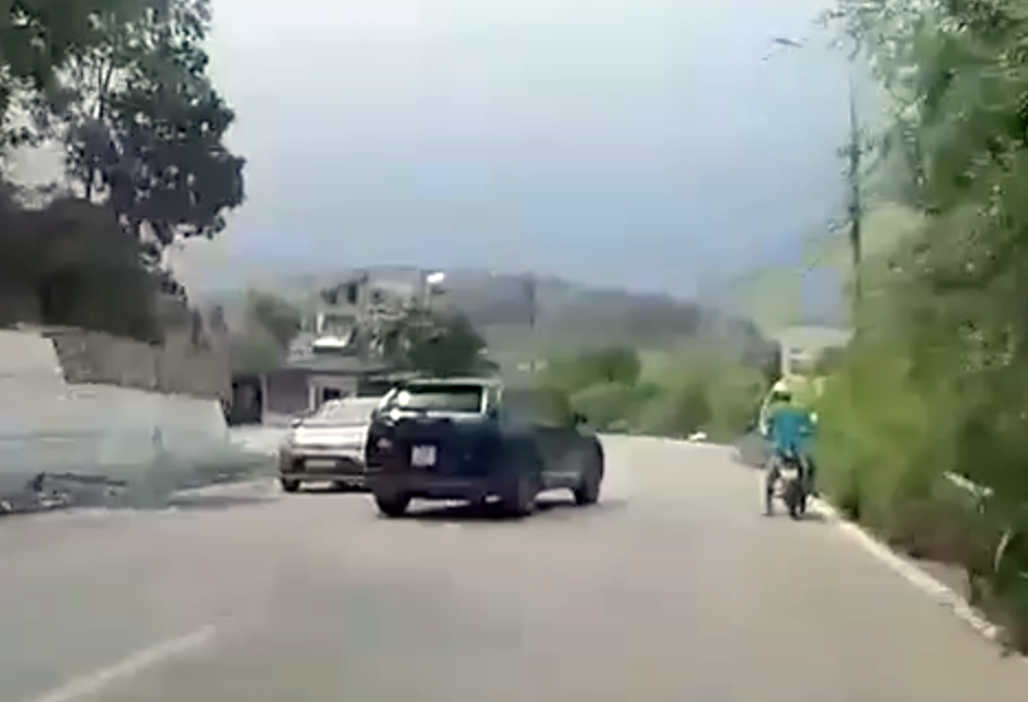 Tài xế ôtô liên tục chặn đầu xe cẩu, xe công-ten-nơ để gây sự: Nghi có hơi men - 1