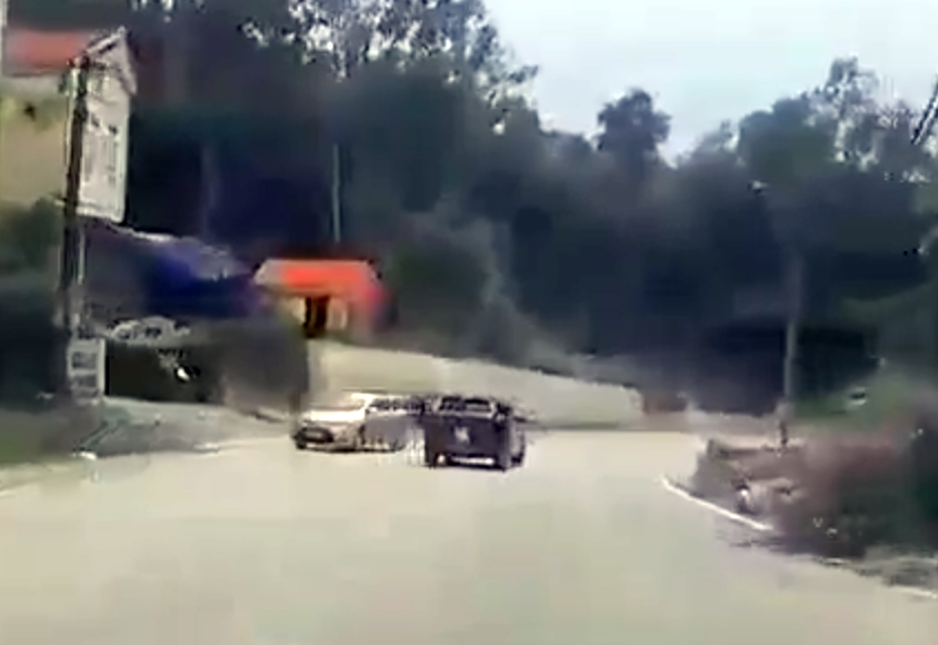 Tài xế ôtô liên tục chặn đầu xe cẩu, xe công-ten-nơ để gây sự: Nghi có hơi men - 2