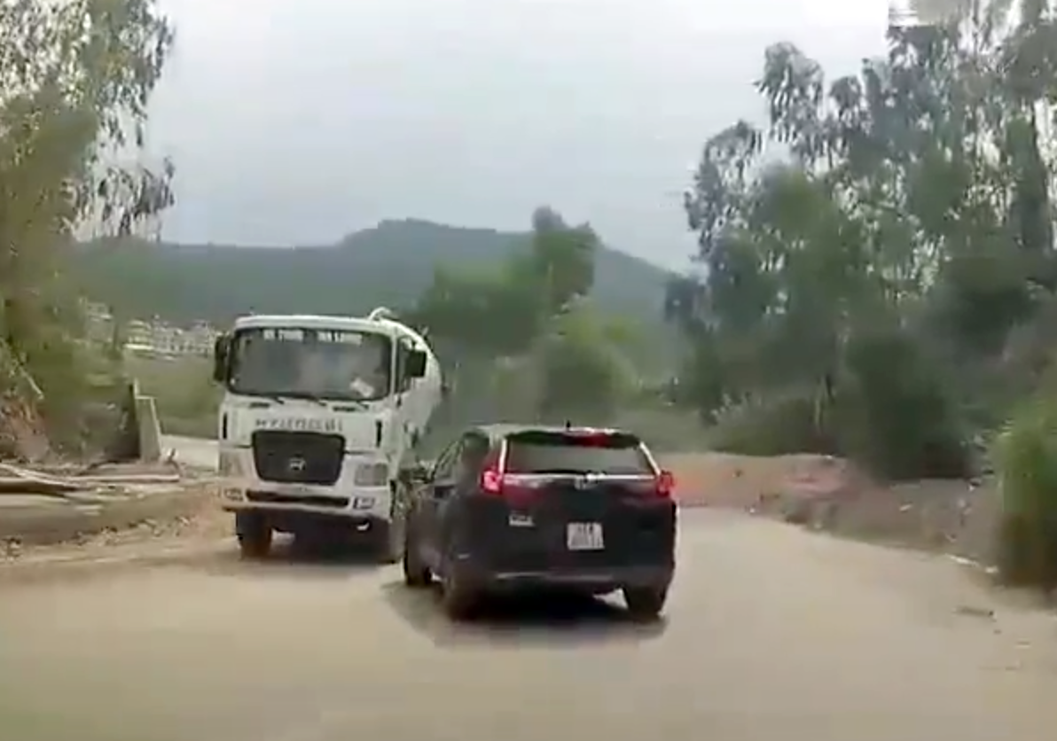 Tài xế ôtô liên tục chặn đầu xe cẩu, xe công-ten-nơ để gây sự: Nghi có hơi men - 3