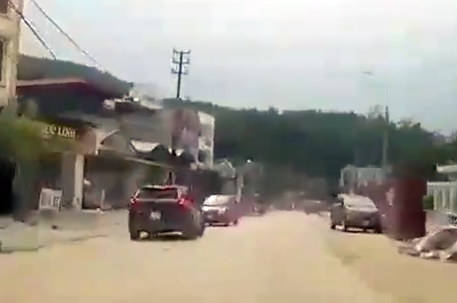 Tài xế ôtô liên tục chặn đầu xe cẩu, xe công-ten-nơ để gây sự: Nghi có hơi men - 4