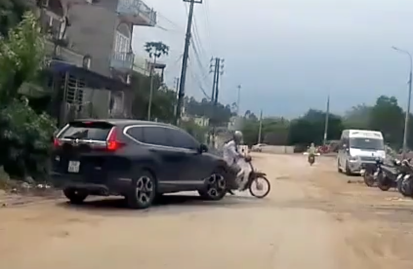 Tài xế ôtô liên tục chặn đầu xe cẩu, xe công-ten-nơ để gây sự: Nghi có hơi men - 6