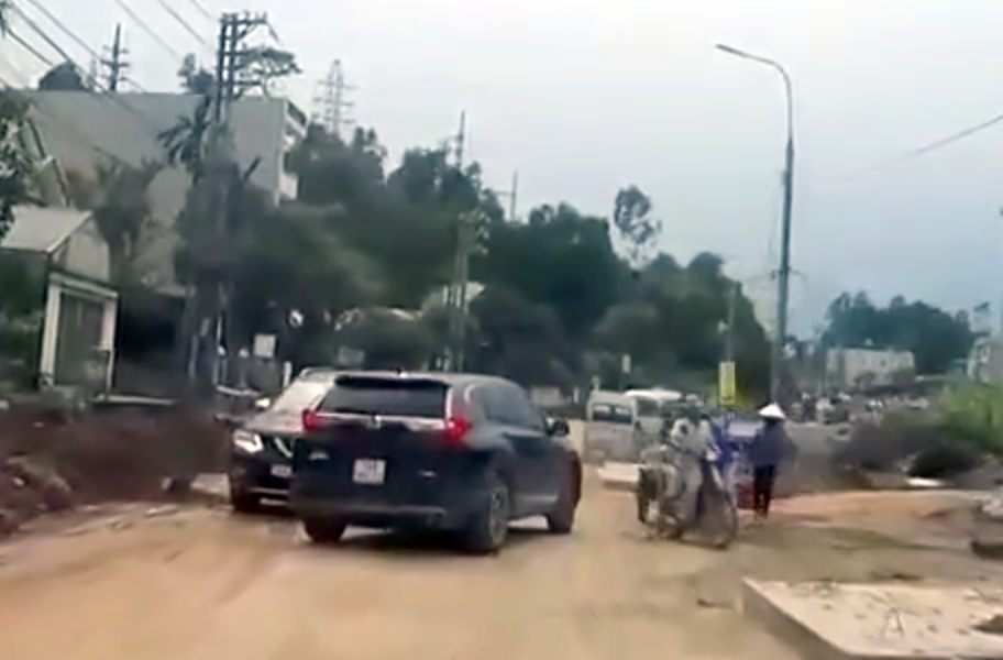 Tài xế ôtô liên tục chặn đầu xe cẩu, xe công-ten-nơ để gây sự: Nghi có hơi men - 7