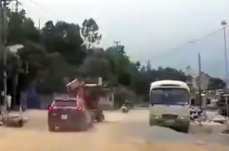 Tài xế ôtô liên tục chặn đầu xe cẩu, xe công-ten-nơ để gây sự: Nghi có hơi men - 8