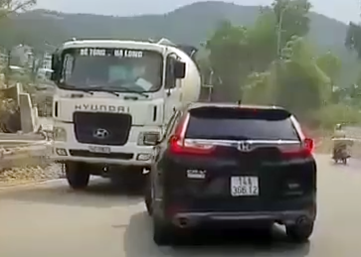 Kỳ lạ chiếc ô tô liên tục chặn đầu phương tiện khác ở Quảng Ninh