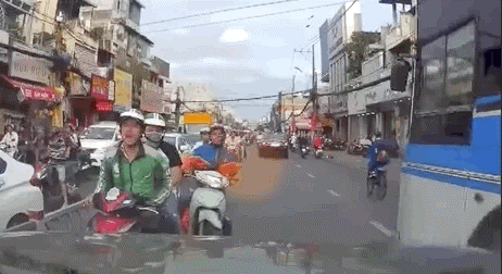 Xe máy đi làn ngược chiều còn mắng mỏ ô tô đi đúng