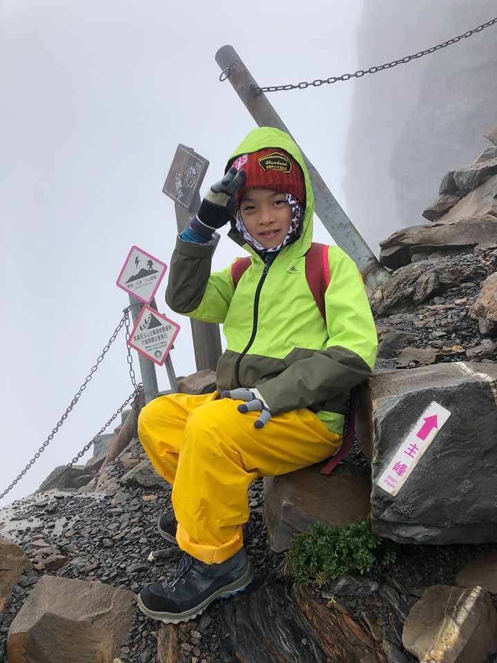 Thực hiện lời hứa với mẹ, bé 8 tuổi chinh phục đỉnh núi cao 3952 mét - 4
