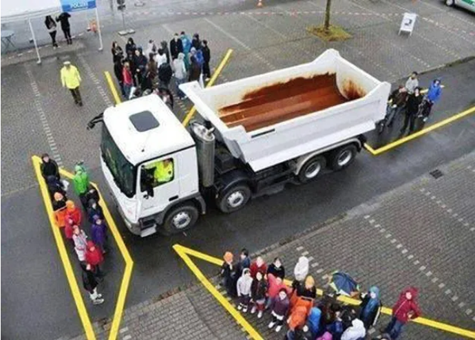 Kinh hoàng hình ảnh xe công-ten-nơ chèn lên xe máy đỗ phía trước - 1