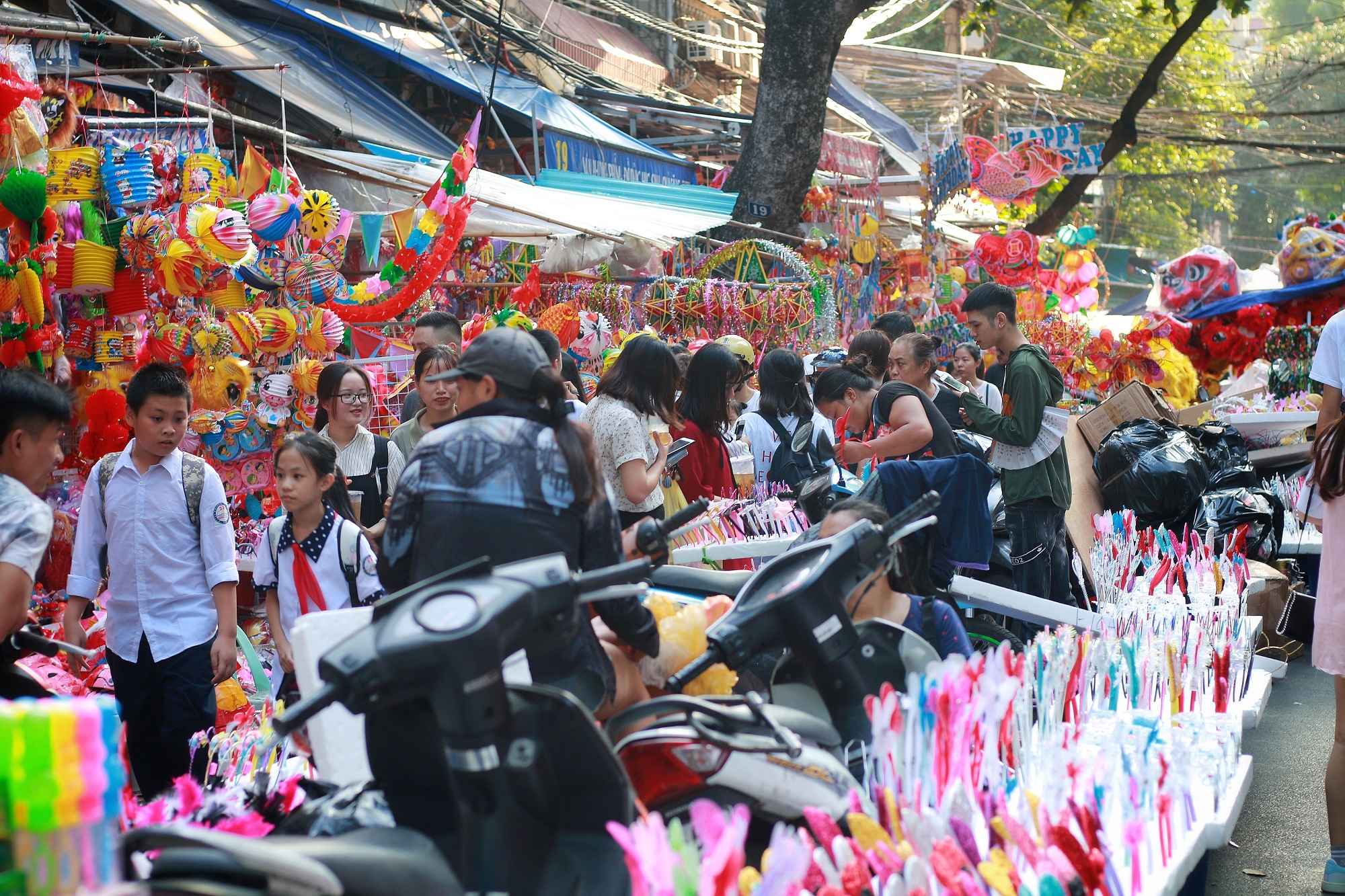 Tiểu thương Hàng Mã đồng loạt treo biển “Cấm chụp ảnh”, khách muốn chụp phải bỏ phí? - 2