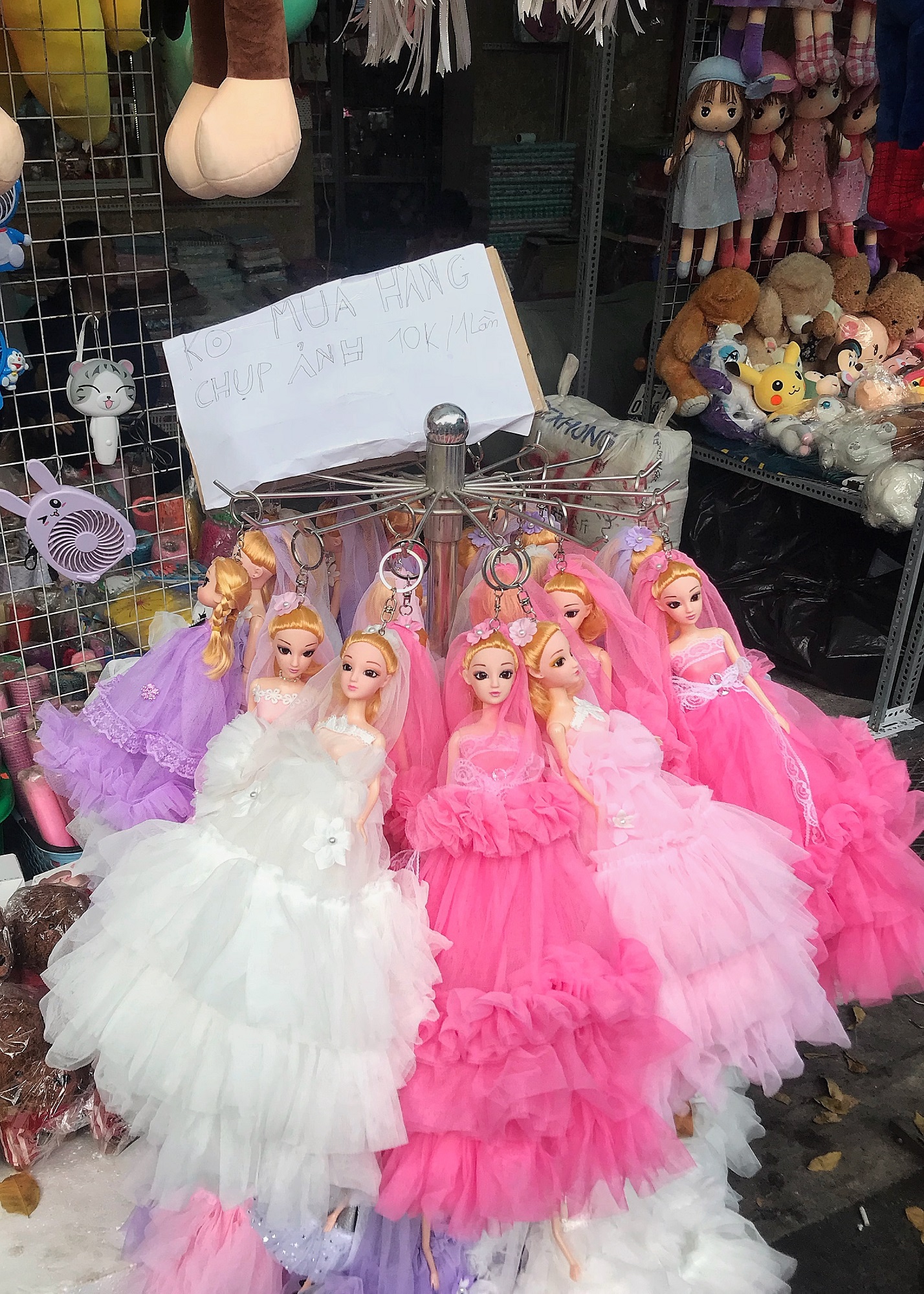 Tiểu thương Hàng Mã đồng loạt treo biển “Cấm chụp ảnh”, khách muốn chụp phải bỏ phí? - 4