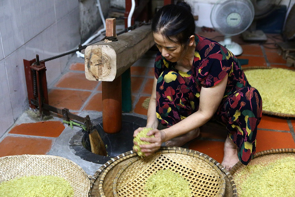 Tận mắt xem quy trình làm cốm ở làng nghề nổi tiếng nhất Hà Nội - 5