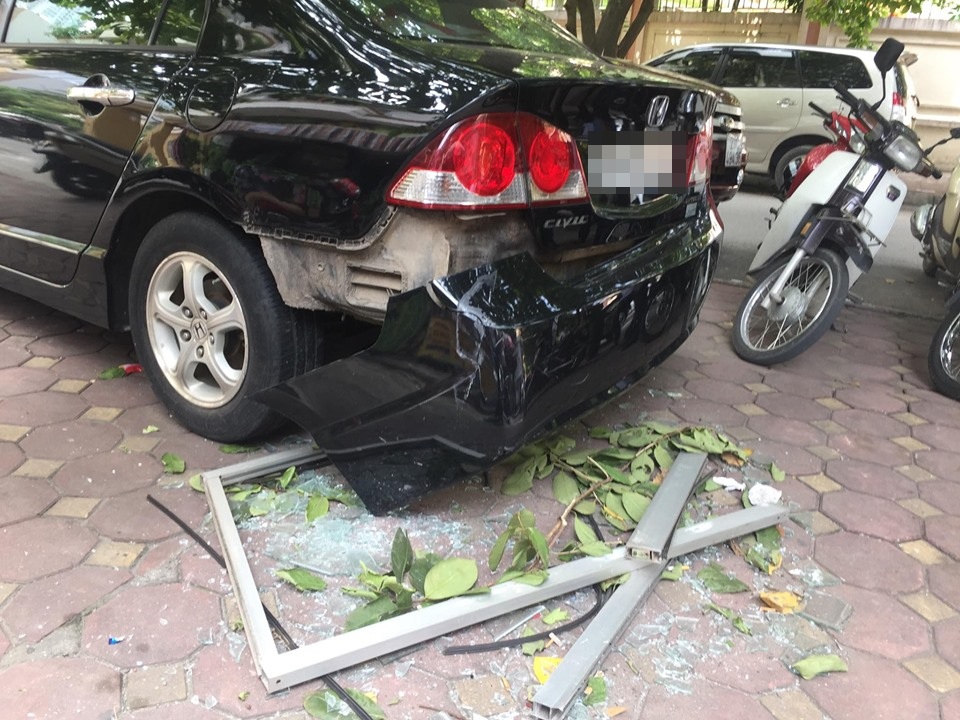 Cửa kính nhà chung cư rơi trúng ô tô, nhiều người may mắn thoát nạn - 1