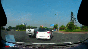 Hai xe ô tô lạng lách, kèn cựa nhau trên đường như trong phim hành động