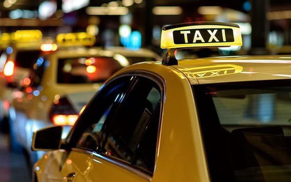 Nghe VietNamNet: Bộ GTVT: Mọi loại xe taxi đều phải có hộp đèn trên nóc