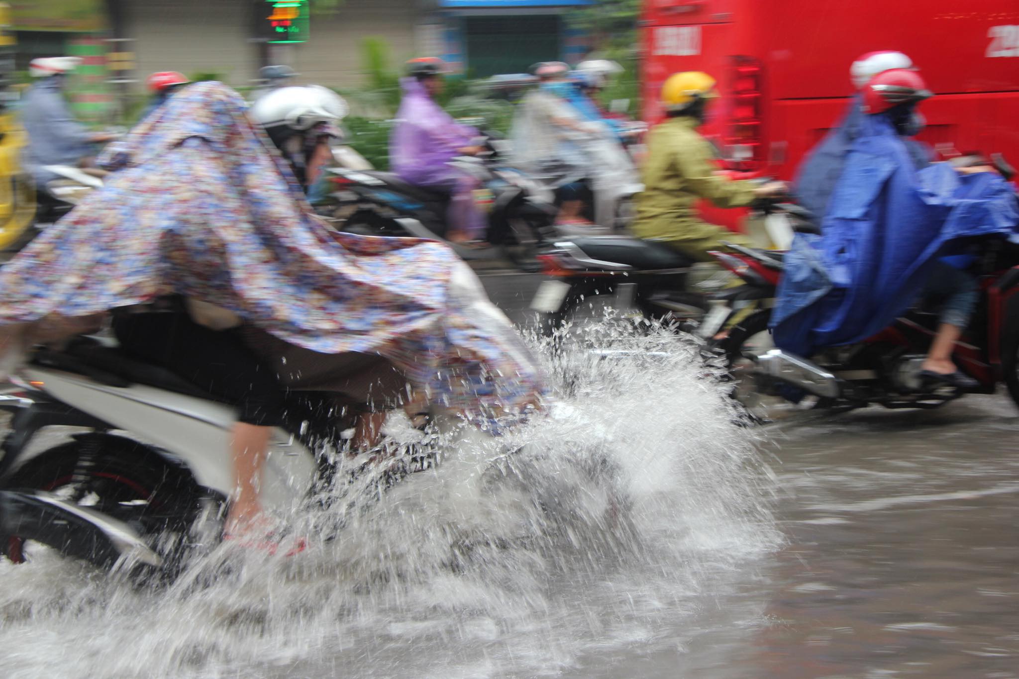 Nghe VietNamNet: Hà Nội mưa lớn từ sáng sớm, nhiều tuyến phố ngập lụt, ách tắc