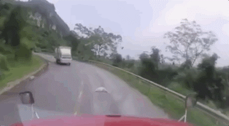 Xe máy vượt ẩu, lao gầm xe tải đang đổ đèo