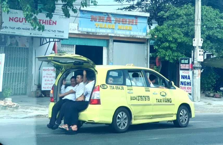 Taxi chở… 11 người, ngồi tràn cả cốp xe “vi vu” trên QL 1A - 1