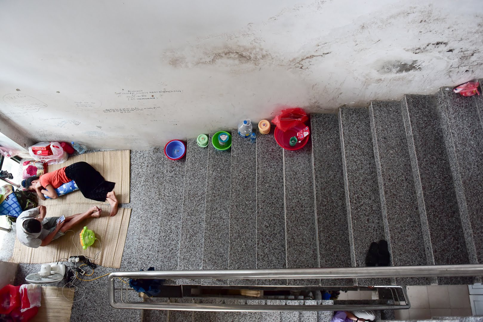 Sự thật khiến nhiều người cay mắt phía sau bức tường loang lổ, chi chít chữ ở viện E - 2