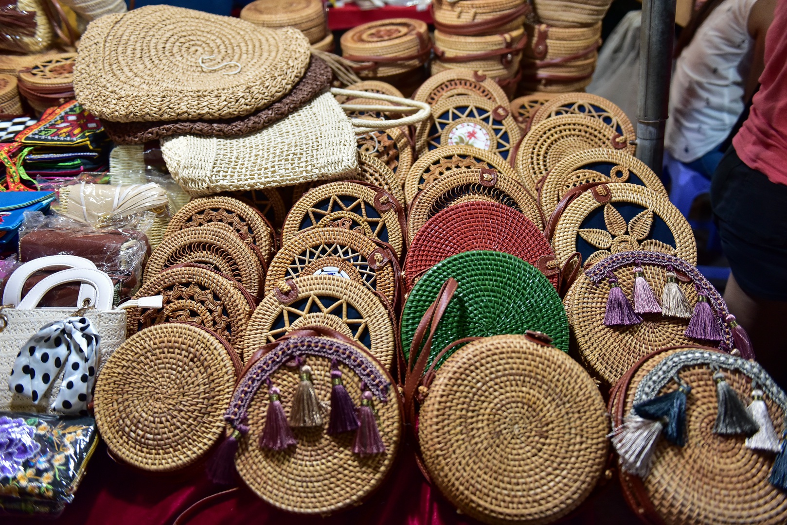 Khách Tây vỡ mộng vì chợ đêm phố cổ Hà Nội tràn ngập đồ Trung Quốc - 10