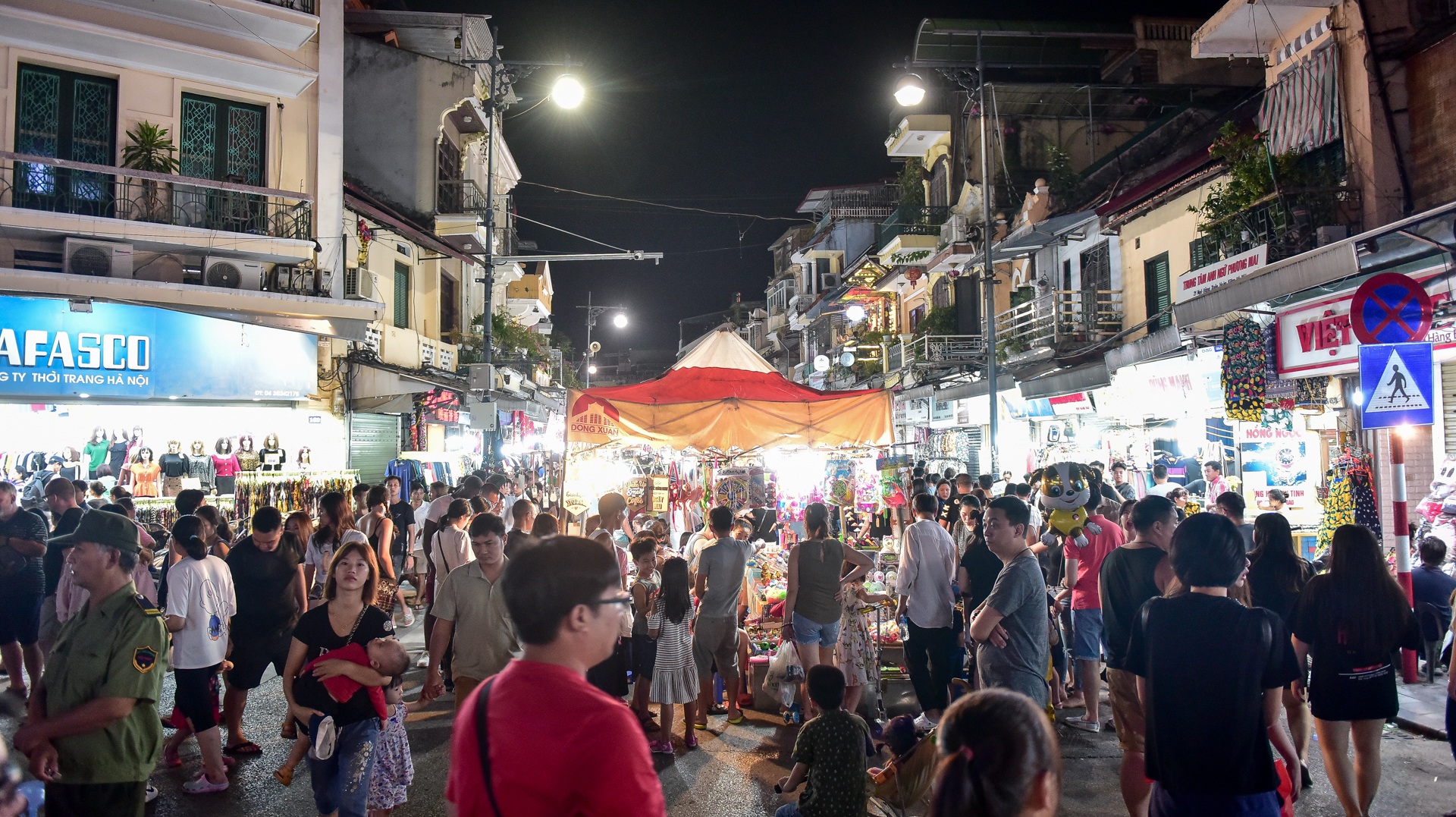 Khách Tây vỡ mộng vì chợ đêm phố cổ Hà Nội tràn ngập đồ Trung Quốc - 2
