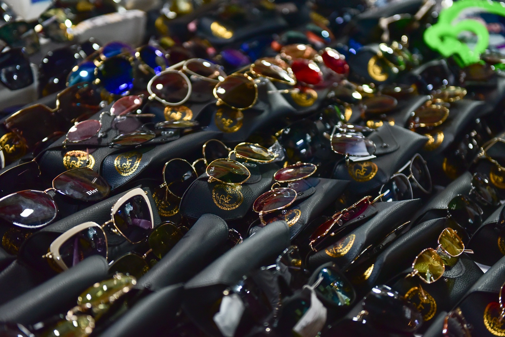 Khách Tây vỡ mộng vì chợ đêm phố cổ Hà Nội tràn ngập đồ Trung Quốc - 11