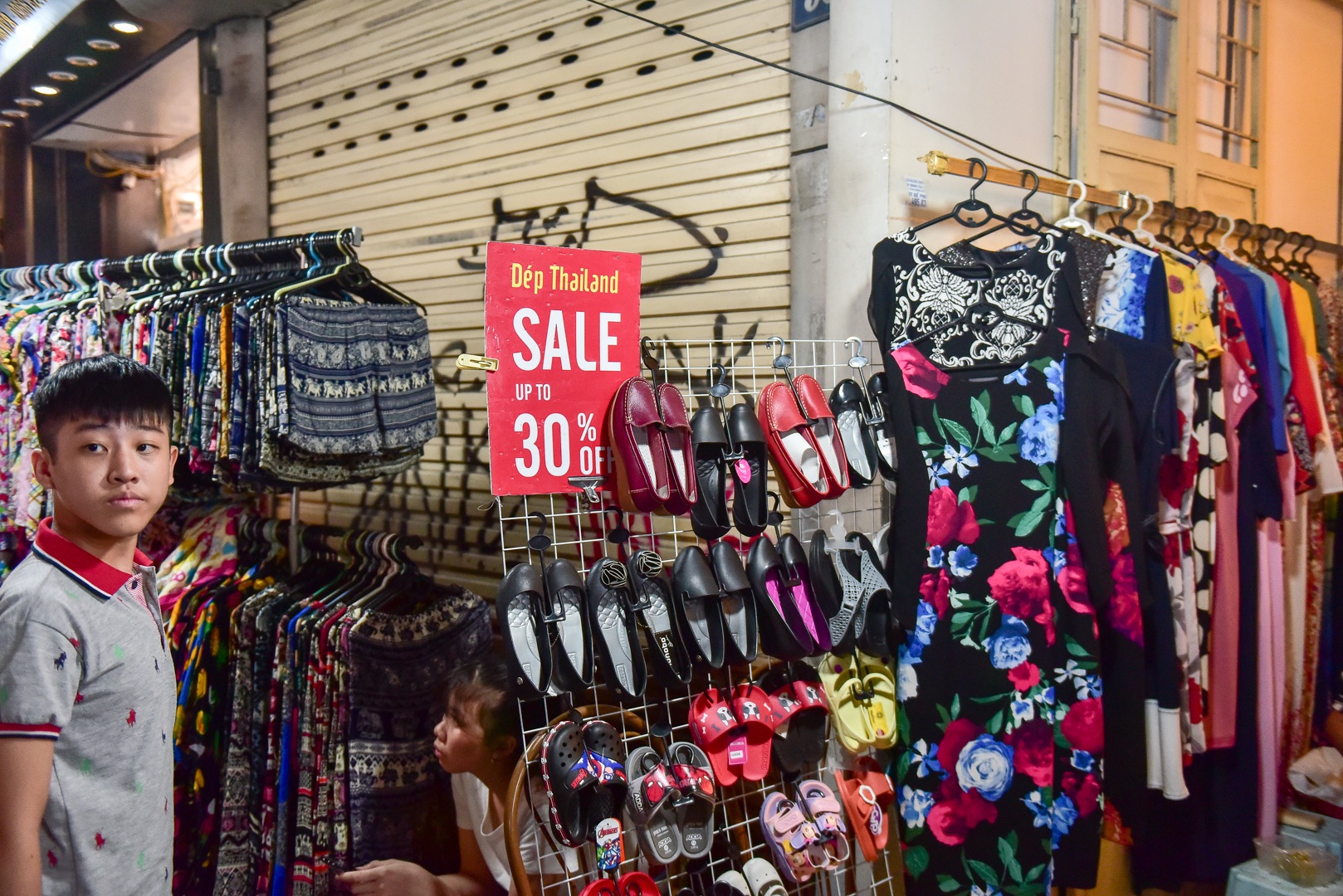 Khách Tây vỡ mộng vì chợ đêm phố cổ Hà Nội tràn ngập đồ Trung Quốc - 12