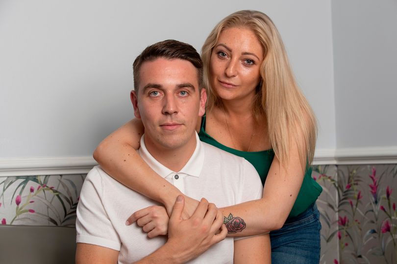 Bị phạt 1000 bảng Anh vì bạn gái khỏa thân kẹt ngoài cửa phòng khách sạn - 1