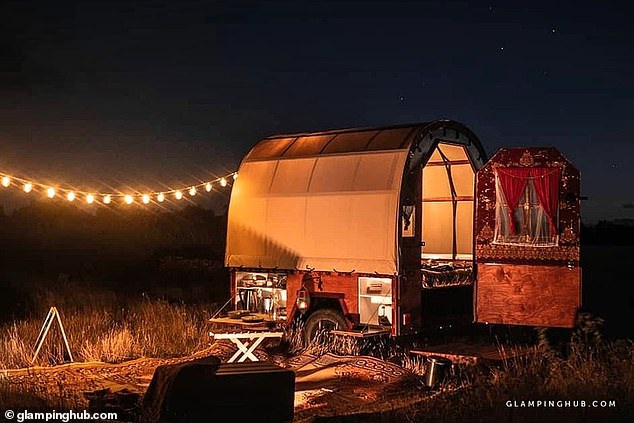 Hô biến xe ngựa trở thành một nhà nghỉ độc đáo giữa cánh đồng - 2