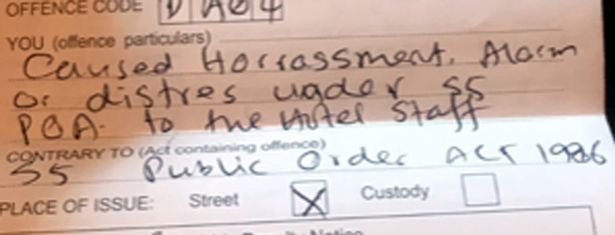 Bị phạt 1000 bảng Anh vì bạn gái khỏa thân kẹt ngoài cửa phòng khách sạn - 4