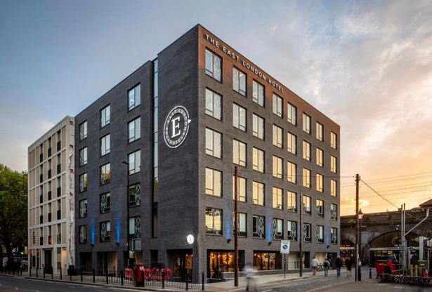 Bị phạt 1000 bảng Anh vì bạn gái khỏa thân kẹt ngoài cửa phòng khách sạn - 3