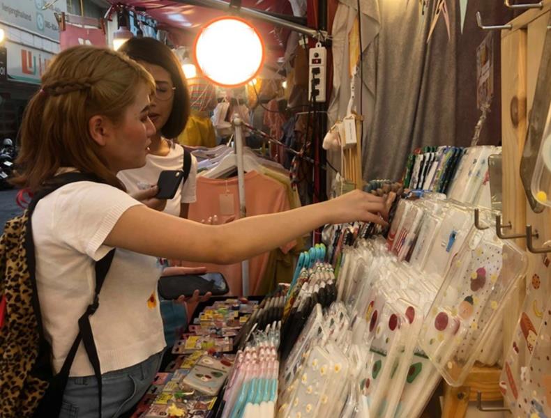 Đi du lịch nước ngoài: Người Việt vẫn nặng tâm lý quà cáp - 2