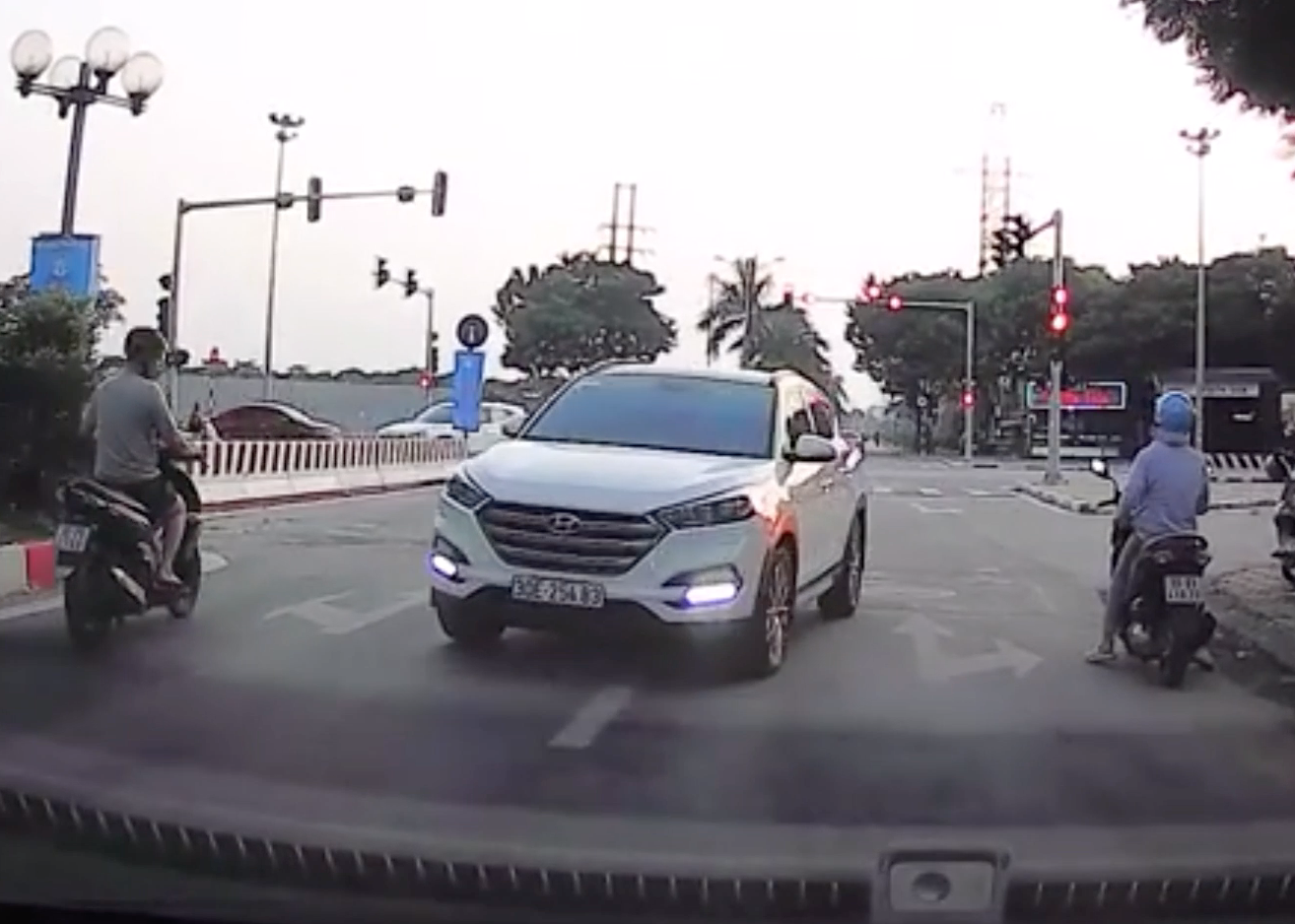 Ô tô nghênh ngang đi ngược chiều ở Hà Nội