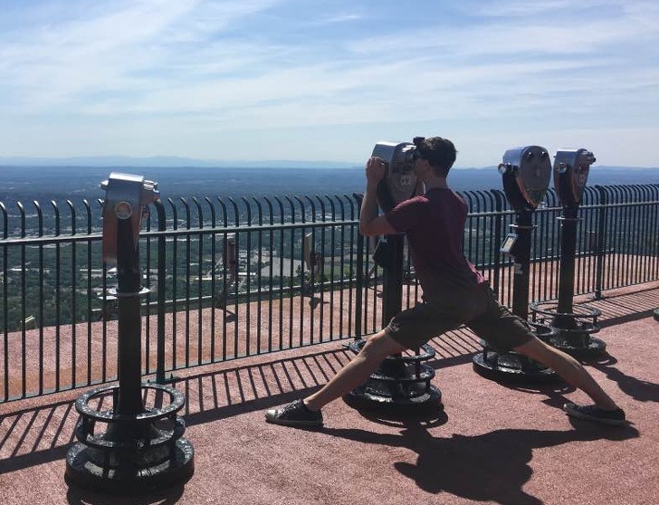 Những khoảnh khắc tiết lộ nỗi khổ của những đôi chân siêu dài - 1