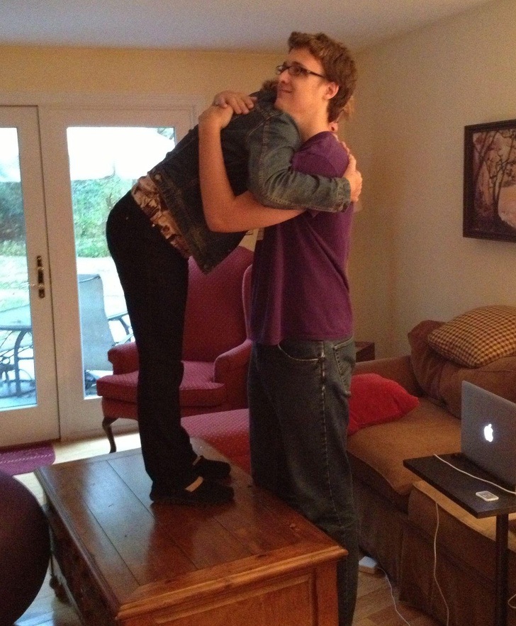 Những khoảnh khắc tiết lộ nỗi khổ của những đôi chân siêu dài - 16