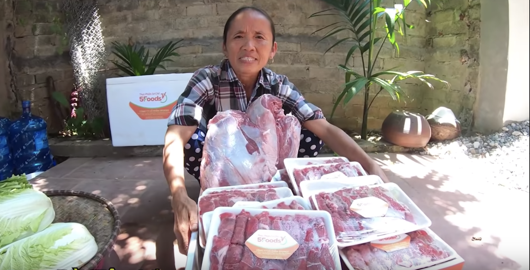 Bà Tân Vlog liên tục bị 'ném đá', lượt xem sụt giảm mạnh