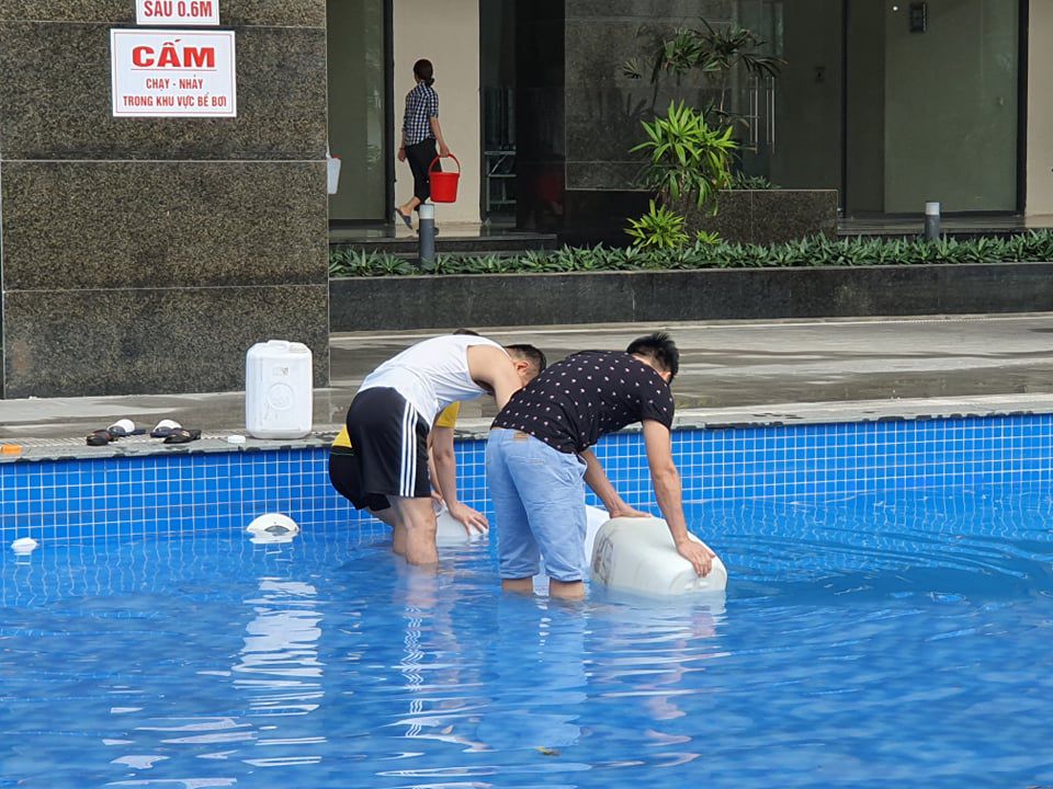 Dân Hà Nội xếp hàng từ đêm khuya, lấy cả nước từ... bể bơi về dùng - 3