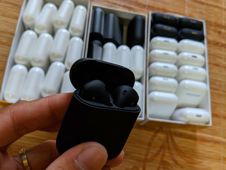 Tai nghe AirPod 2 nhái ồ ạt tràn về Việt Nam