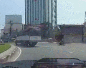 Sốc khoảnh khắc lốp xe tải nổ như bom khi đang di chuyển