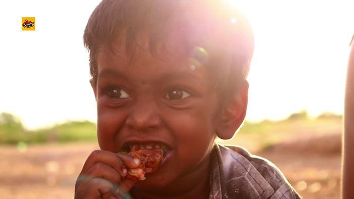 Chuyện về ông cụ nổi tiếng trên YouTube chuyên nấu món ăn “siêu to khổng lồ” - 6