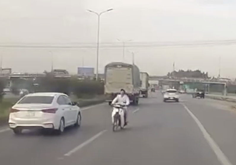 Kinh hoàng xe máy chạy giữa đường cao tốc Hà Nội - Lạng Sơn