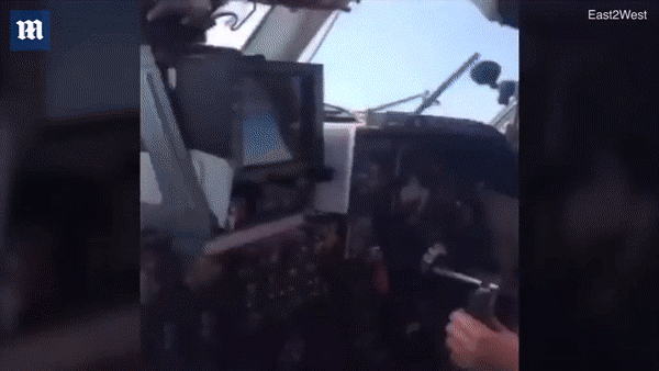 Phi công thản nhiên để nữ hành khách cùng điều khiển máy bay - 1