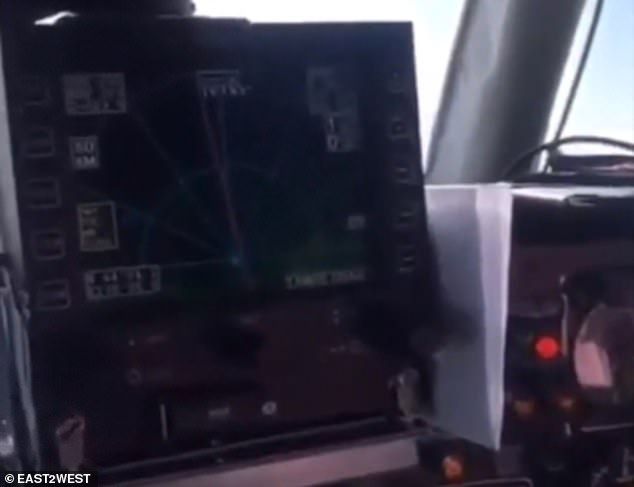 Phi công thản nhiên để nữ hành khách cùng điều khiển máy bay - 3