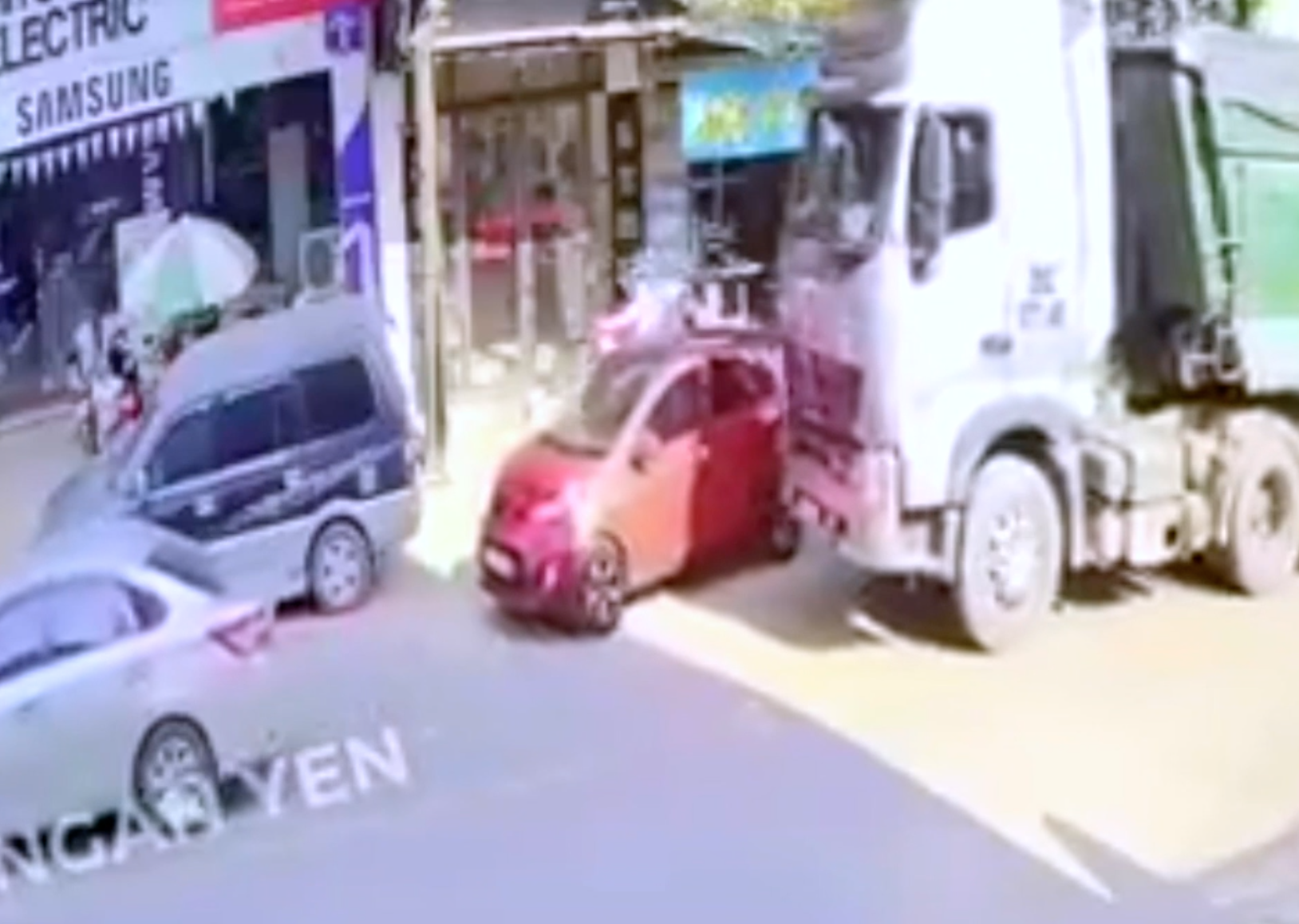 Chạy cắt mặt xe tải, bài học cho lái mới