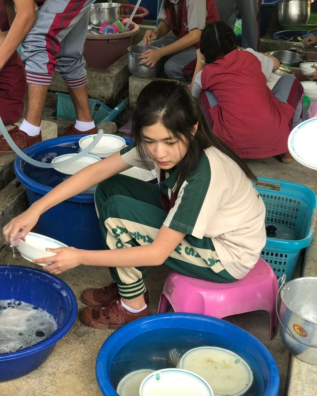 “Nữ thần học đường” Thái Lan gây “sốt” với ảnh ngồi cặm cụi rửa bát - 1