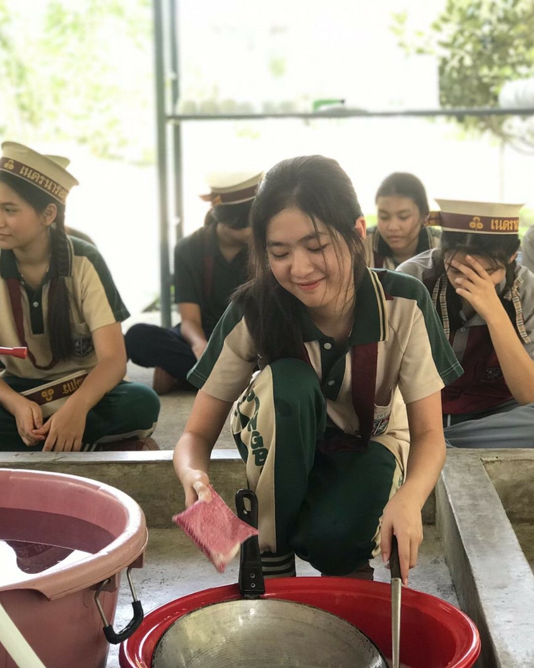 “Nữ thần học đường” Thái Lan gây “sốt” với ảnh ngồi cặm cụi rửa bát - 3