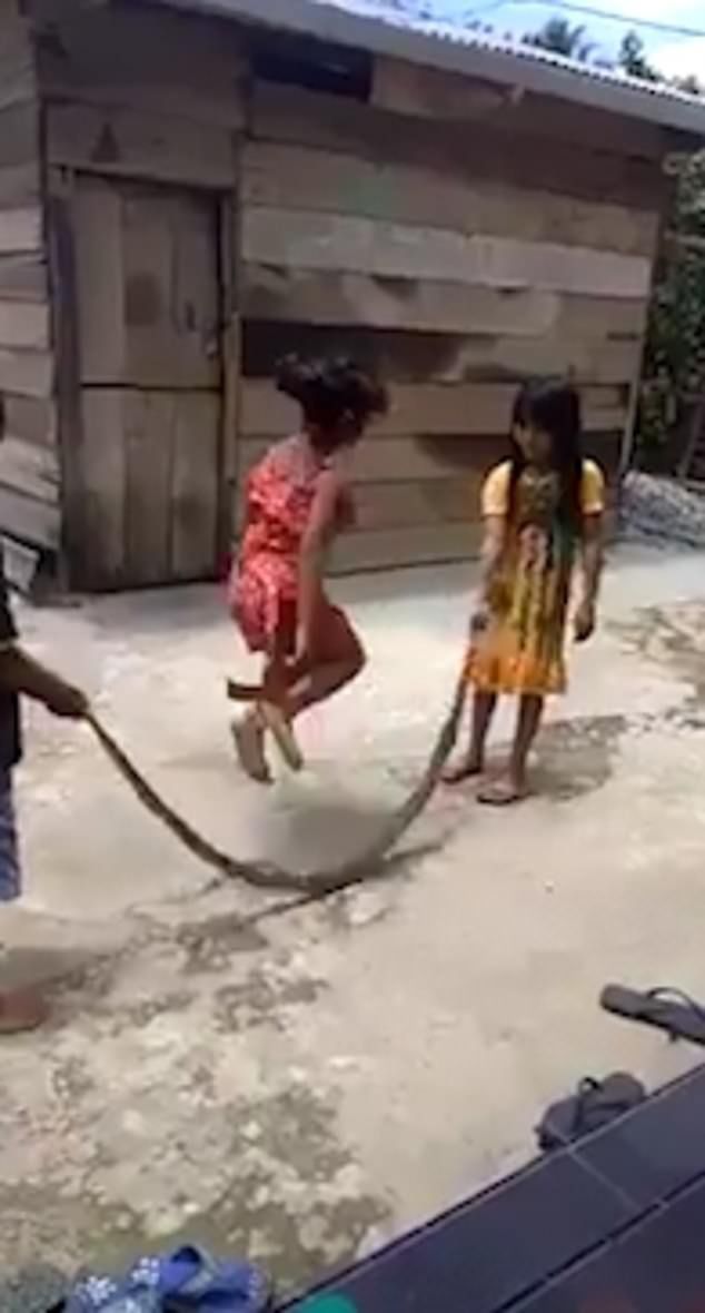 Video các em nhỏ Việt Nam vô tư chơi đùa với xác rắn lên báo Anh - 2