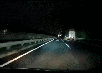 Tránh chướng ngại vật trên đường cao tốc, ô tô suýt gặp tai nạn kinh hoàng